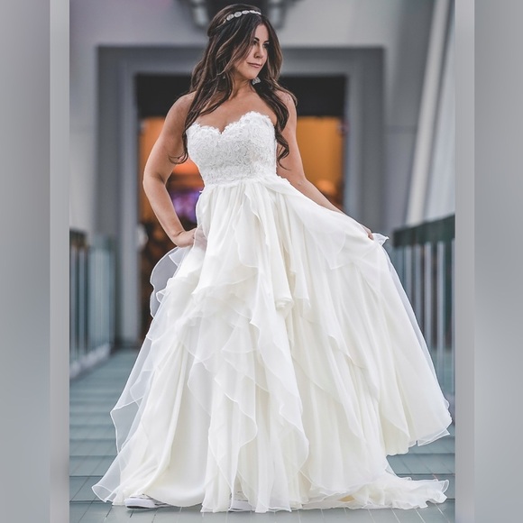 Hayley Paige KIRA Couture Wedding Gown size 10 - Picture 11 of 11